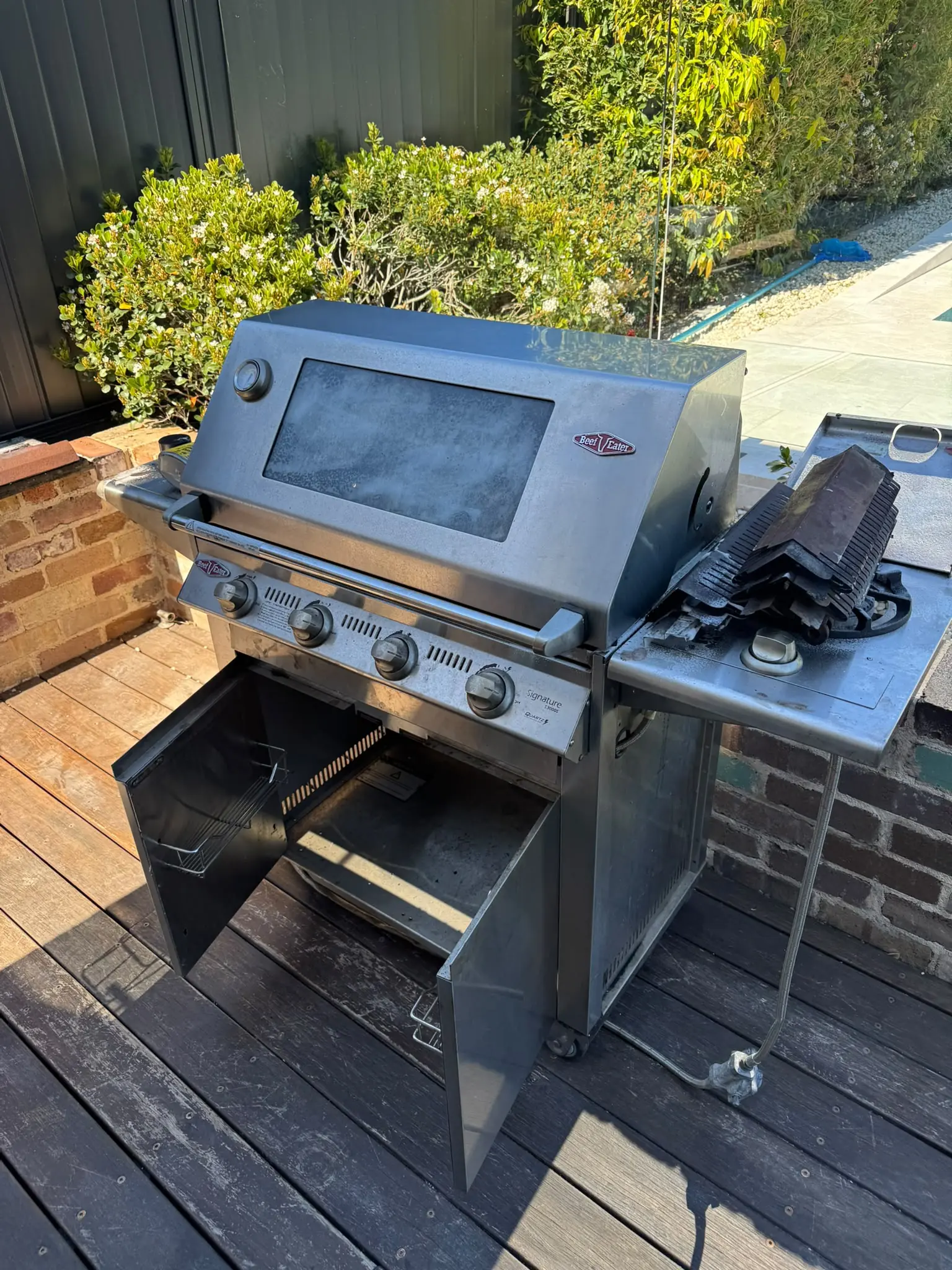 Three-quarter view of a BeefEater Signature Series BBQ in Putney before cleaning